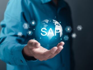 Person hält eine leuchtende Weltkugel mit dem Schriftzug SAP und Technologie-Symbolen in der Hand