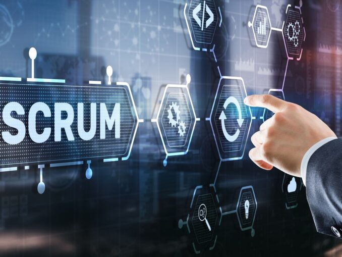 Hand tippt auf eine digitale Prozessgrafik mit dem Schriftzug Scrum